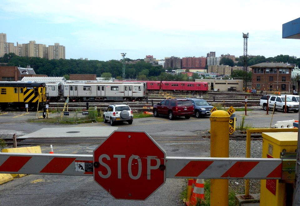 207th_St_Yard_redbirds_jeh