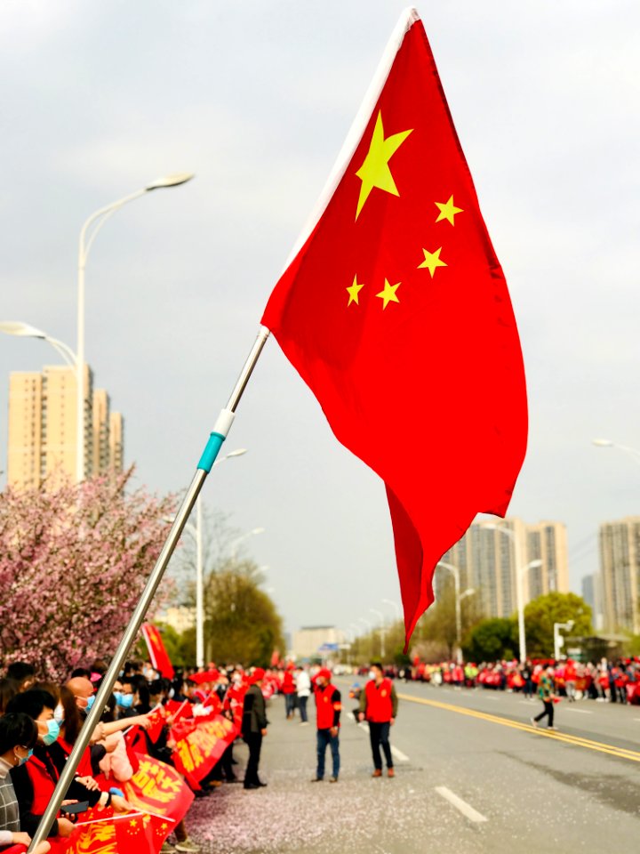 2020-3-20_黄冈送别山东援鄂医疗队_市民在道路两旁