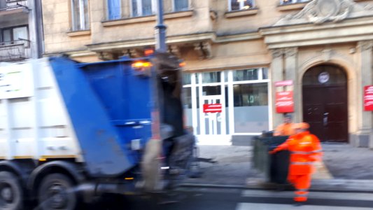 20200207_083613_Waste_collection_truck_in_Łódź
