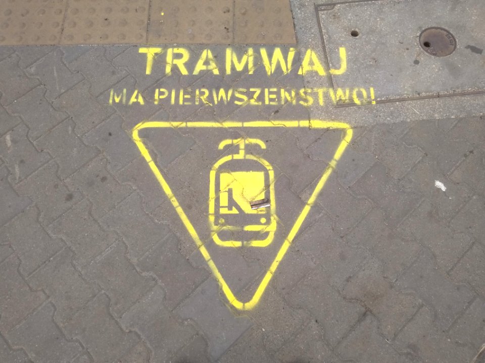 2021_Warszawa_Rondo_Starzyńskiego,_„tramwaj_ma_pierwszeństwo”