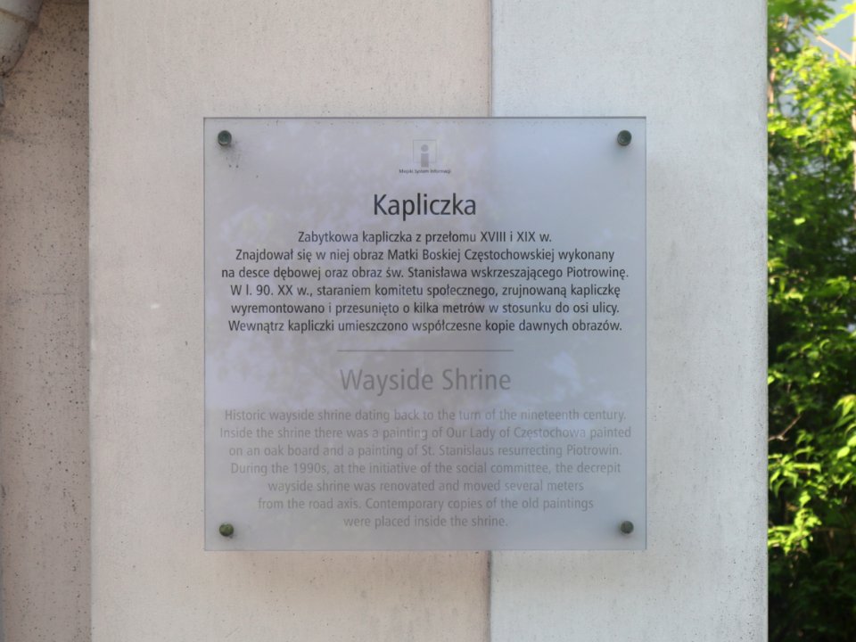 2021_Warszawa_ulica_Dzieci_Warszawy,_kapliczka,_tablica_MSI