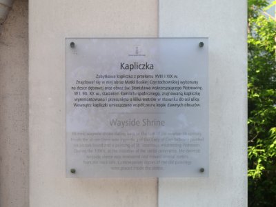 2021_Warszawa_ulica_Dzieci_Warszawy,_kapliczka,_tablica_MSI