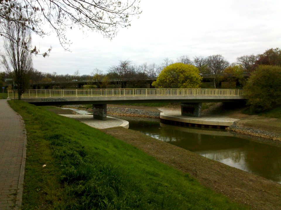 Ökoschulbrücke_im_agra-Park_in_Markkleeberg_vom_Pleiße-Radweg_gesehen_im_April_2019