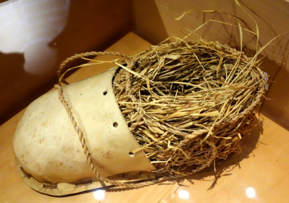 Ötzi_shoe_(replica),_bearskin_with_deerskin_upper,_internal_cage_of_twined_linden_bark,_padded_grass_insulation_-_Bata_Shoe_Museum_-_DSC00004
