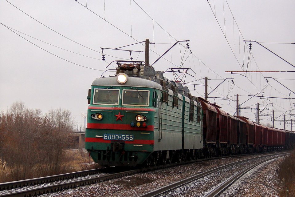ВЛ80С-555,_Казахстан,_Карагандинская_область,_перегон_Майкудук_-_Караганда_(Trainpix_210385)