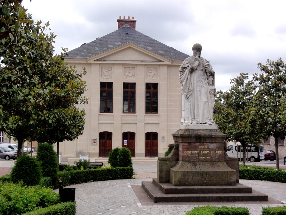 Étampes,_théatre_et_statue_Étienne_Geoffroy_Saint-Hilaire