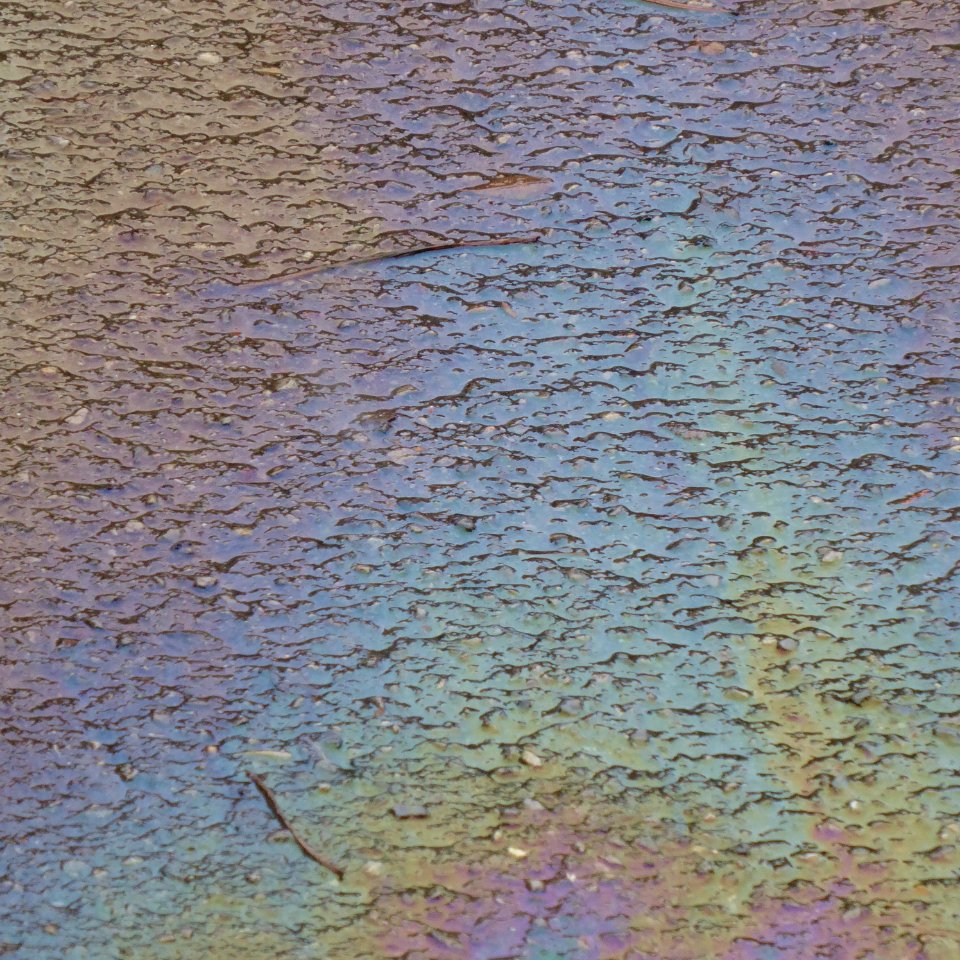 Ölfilm_auf_Straßenbelag_erzeugt_Dispersion