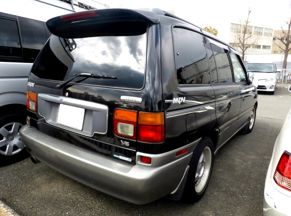 Εfini_MPV_(LV)_rear