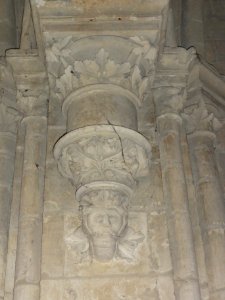Église_Notre-Dame_de_Marle,_tête_sculptée_07