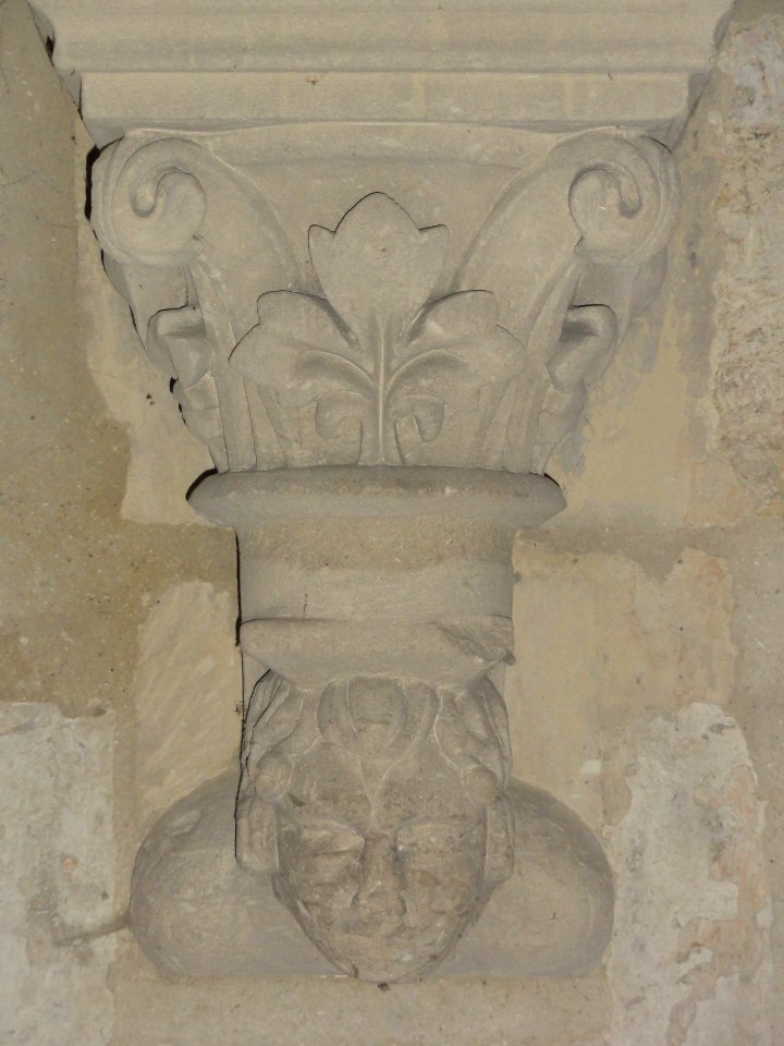 Église_Notre-Dame_de_Marle,_tête_sculptée_03