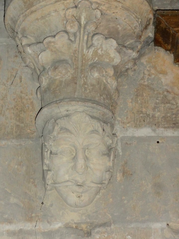 Église_Notre-Dame_de_Marle,_tête_sculptée_04