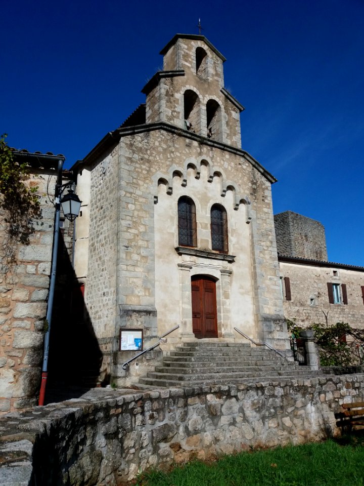 Église_Saint-Marc_de_Montréal_-_Façade_et_tour_du_château