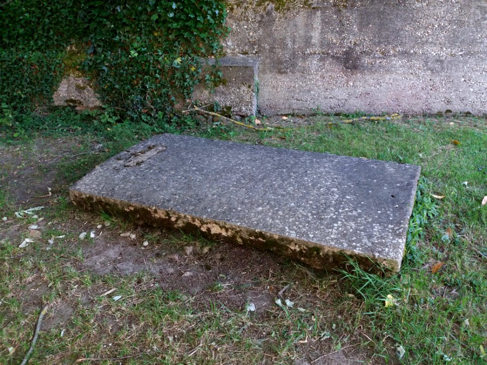 Église_Saint-Marcellin_de_Bressolles,_jardin,_stèle