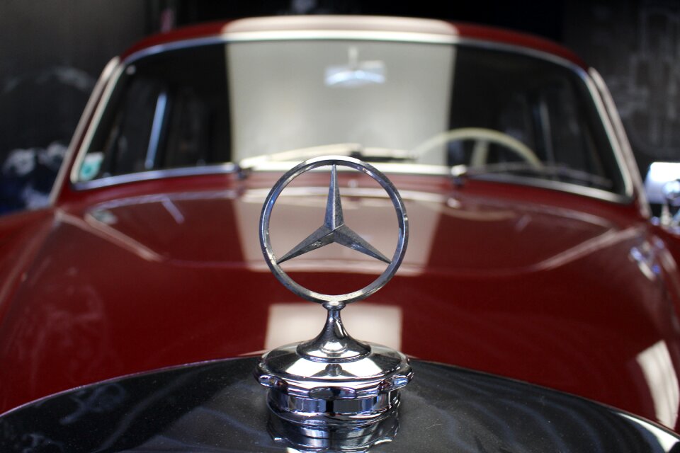 Branding hood mercedes benz