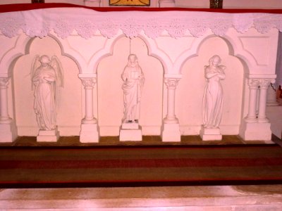 Église_de_La_Neuville_aux_Tourneurs,_statues_dessous_d'autel