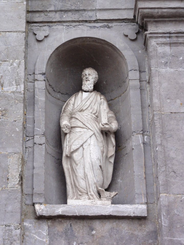 Étréaupont_(Aisne)_Église_Saint-Martin,_statue_sur_la_façade_g