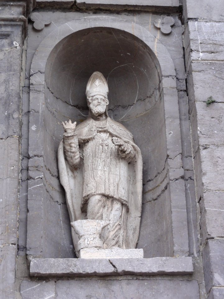 Étréaupont_(Aisne)_Église_Saint-Martin,_statue_sur_la_façade_d