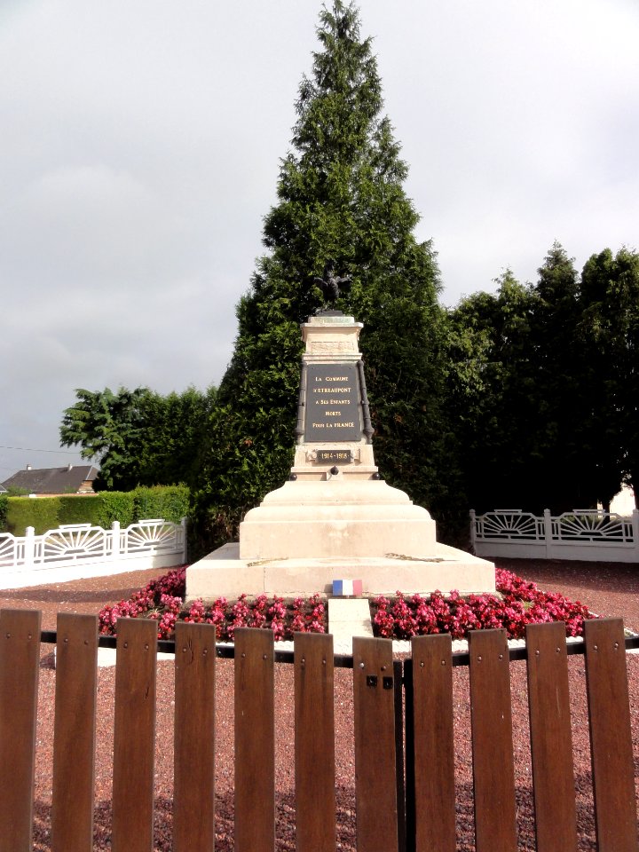 Étréaupont_(Aisne)_monument_aux_morts