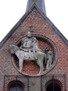 Étréaupont_(Aisne)_Église_Saint-Martin,_statue_Saint_Martin_sur_la_façade