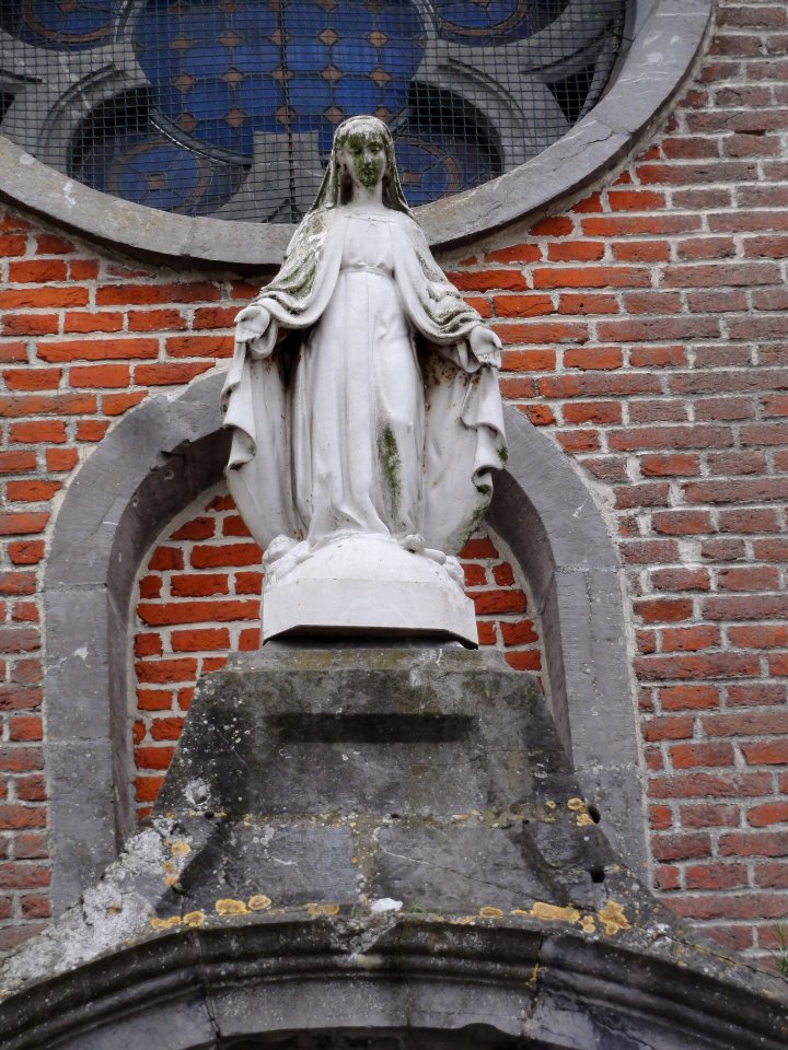 Étréaupont_(Aisne)_Église_Saint-Martin,_statue_sur_la_façade_c