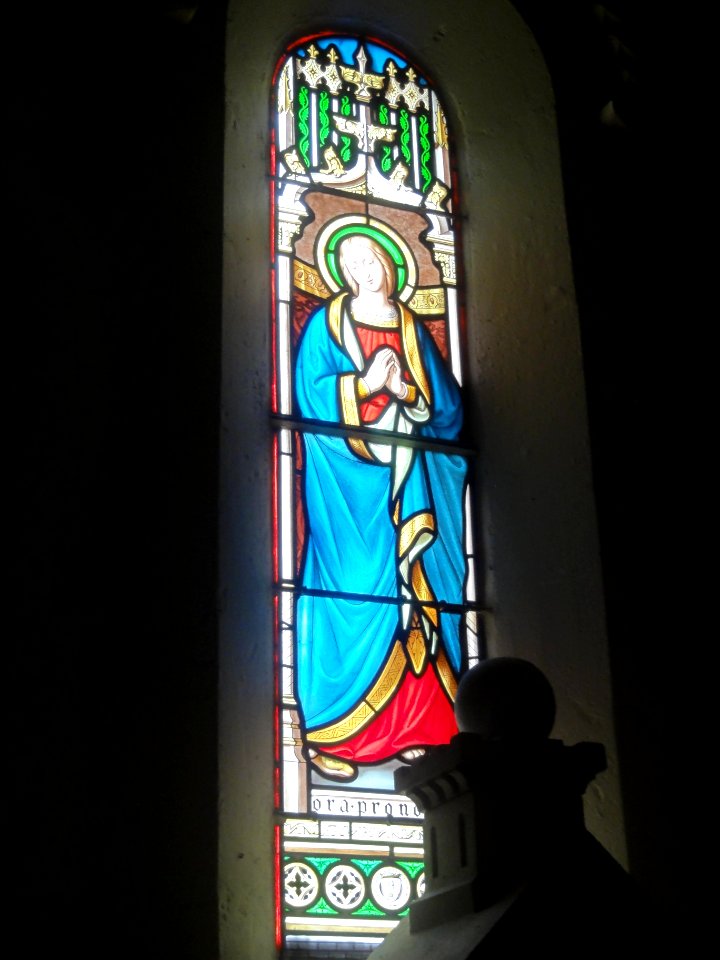 Église_Saint-Nicolas_de_Courcelles,_vitrail_d'une_sainte