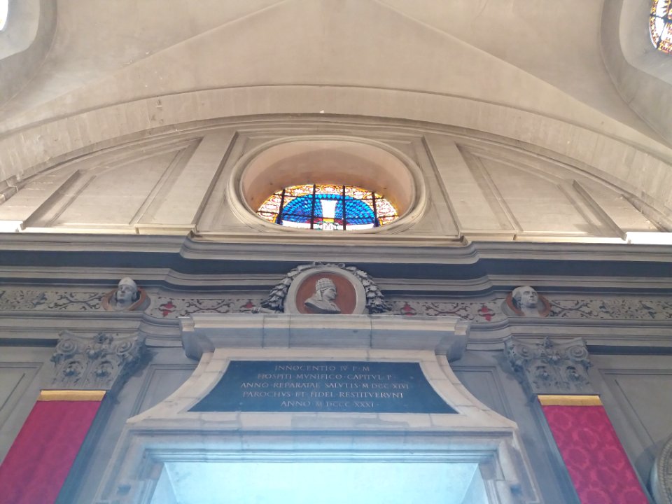 Église_Saint-Just_de_Lyon_-_Haut_de_la_façade_à_l'intérieur