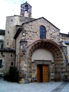 Église_Saint-Pierre_de_Blesle,_façade