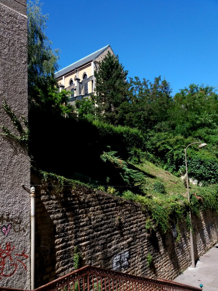 Église_Saint-Bernard_vue_depuis_l'escalier_rue_du_Général_de_Sève