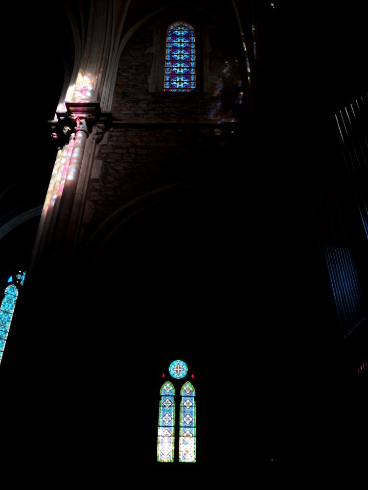 Église_Saint-Didier_de_Saint-Didier-au-Mont-d'Or_-_Vitraux_et_reflets