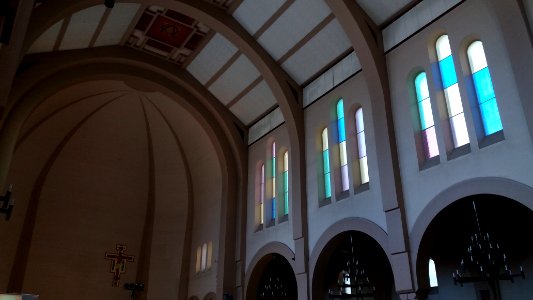 Église_Saint-Antoine_de_Lyon_-_plafond_du_haut_de_l'abside_et_vitraux_latéraux