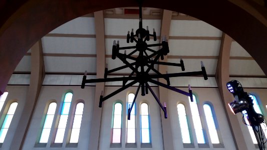 Église_Saint-Antoine_de_Lyon_-_lustre_et_vitraux