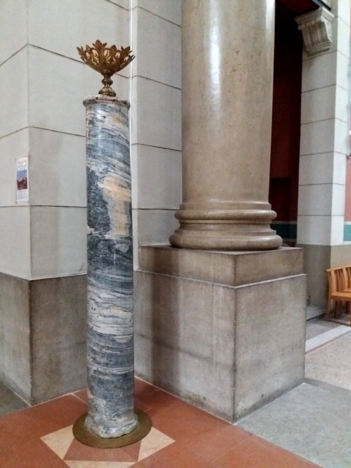 Église_Saint-Augustin_de_Lyon_-_Colonne_de_marbre_de_l'ancienne_basilique_d'Hippone