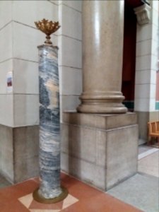 Église_Saint-Augustin_de_Lyon_-_Colonne_de_marbre_de_l'ancienne_basilique_d'Hippone