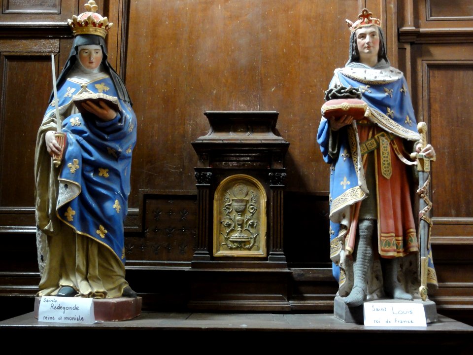 Église_Notre_Dame_et_Saint-Junien_de_Lusignan,_statues_Ste_Radegonde_et_St_Louis