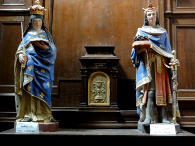 Église_Notre_Dame_et_Saint-Junien_de_Lusignan,_statues_Ste_Radegonde_et_St_Louis
