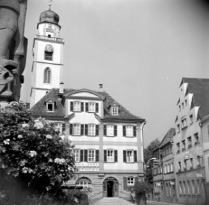 Één_van_de_tweelinghuizen_en_de_toren_van_de_St_Johanneskerk,_Bestanddeelnr_254-3163