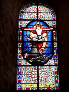 Église_Notre_Dame_et_Saint-Junien_de_Lusignan,_vitrail_02