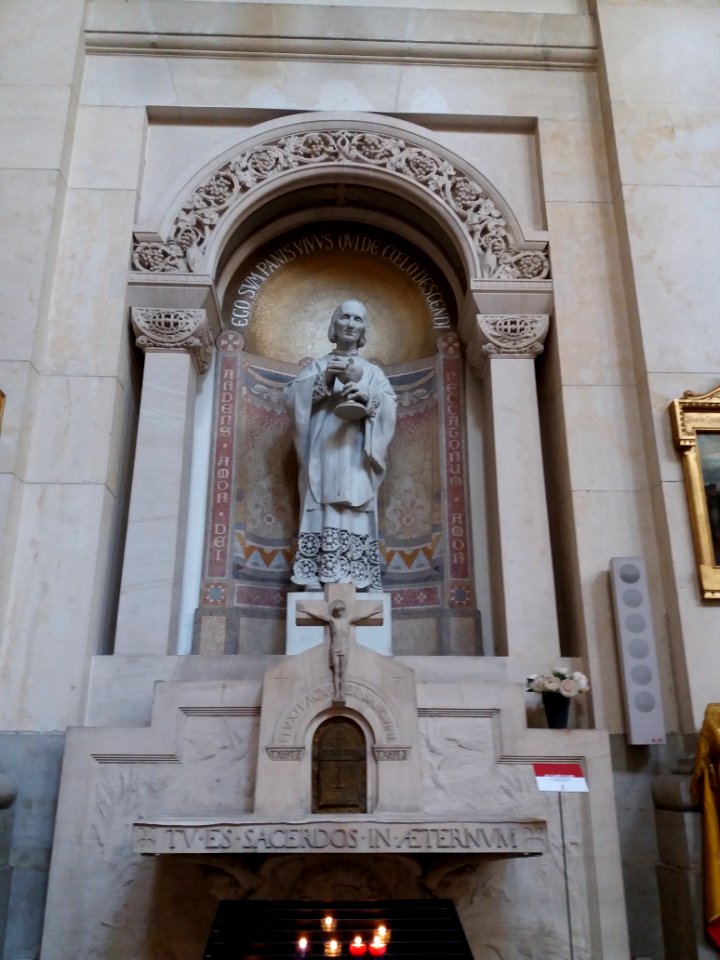 Église_Notre-Dame-Saint-Vincent_de_Lyon_-_Statue_du_curé_d'Ars