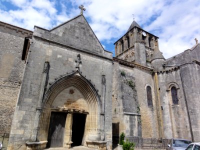 Église_Notre_Dame_et_Saint-Junien_de_Lusignan,_extérieur