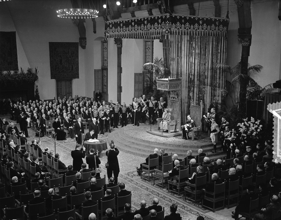 Één_van_de_ministers_ondertekent_de_Acte_van_Bevstiging,_Bestanddeelnr_906-8931