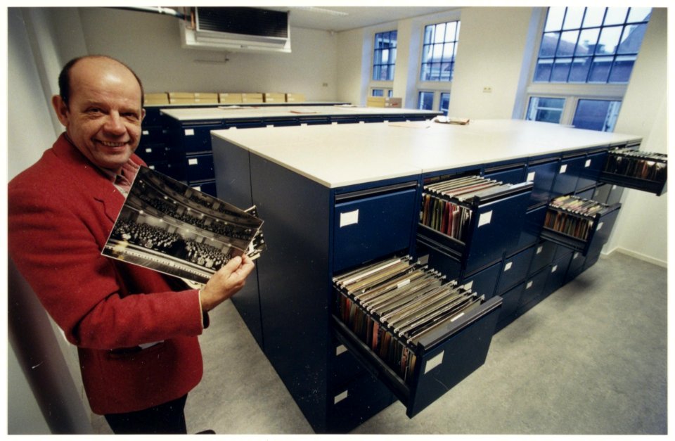Één_van_de_twee_goed_geoutilleerde_archiefruimten_van_het_Spaarnestad_Fotoarchief._Beheerder_Rob_Molenkamp_toont_opnamen_waaruit_de_historie_van_de_VNU_opstijgt._NL-HlmNHA_54037046