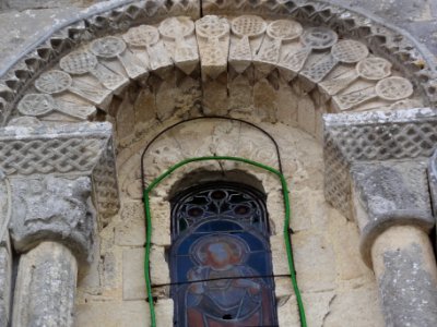 Église_Notre-Dame-de-l'Assomption_de_Poursay-Garnaud,_stèles_discoidales_et_chapiteaux_autour_d'une_fenêtre