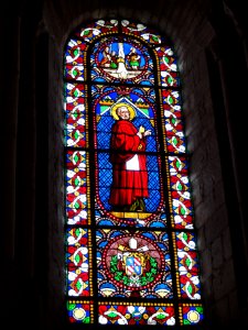 Église_Notre_Dame_et_Saint-Junien_de_Lusignan,_vitrail_09