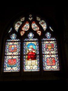 Église_de_Sainte-Catherine-de-Fierbois,_vitrail_08