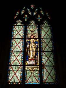 Église_de_Sainte-Catherine-de-Fierbois,_vitrail_10