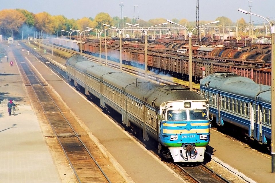 ДР1П-062,_Belarus,_Brest_region,_Luninets_station_(Trainpix_147412)