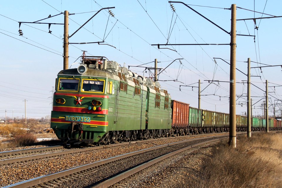 ВЛ80С-392,_Казахстан,_Карагандинская_область,_перегон_Жана_Караганды_-_Майкудук_(Trainpix_158229)