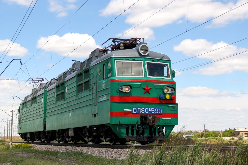 ВЛ80С-590,_Казахстан,_Карагандинская_область,_перегон_Жана_Караганды_-_Майкудук_(Trainpix_199706)