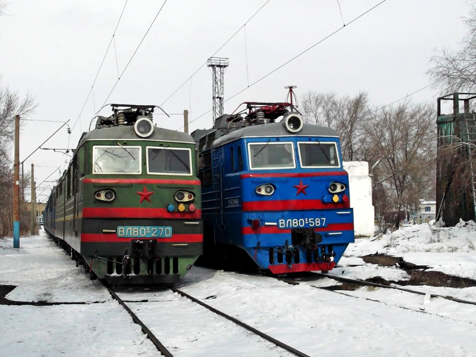 ВЛ80С-587,_Казахстан,_Карагандинская_область,_депо_Караганда-сортировочная_(Trainpix_35369)