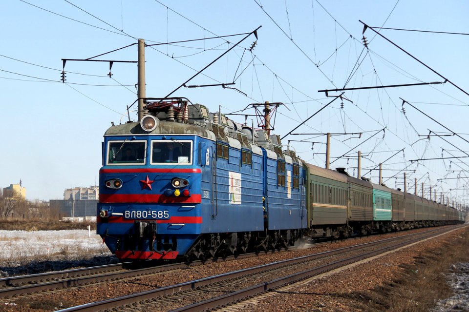 ВЛ80С-585,_Казахстан,_Карагандинская_область,_перегон_Караганда_-_Караганозек_(Trainpix_190512)